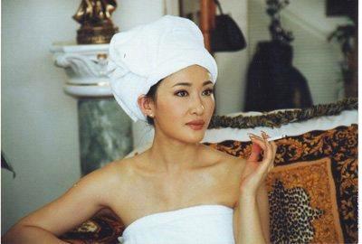 但是对于这些绯闻，他都予以否认，她说：“虽然我演的角色都是风骚撩人，但是生活中我却相反。”