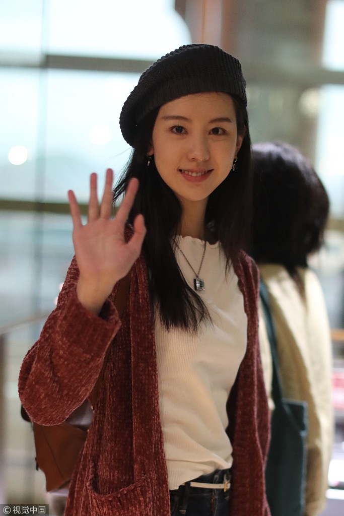 初恋脸陈都灵对镜放电甜笑魅力十足