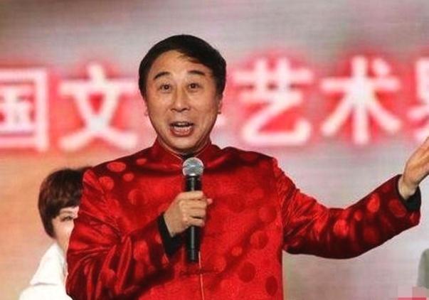 冯巩可以说是央视春晚的钉子户，照片中的是他的姐姐，看来姐姐就说女版的冯巩，兼职太像了。