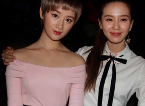 郭晓婷逛街嫌包贵,刘诗诗下意识举动暴露情商,网友:难怪人缘好