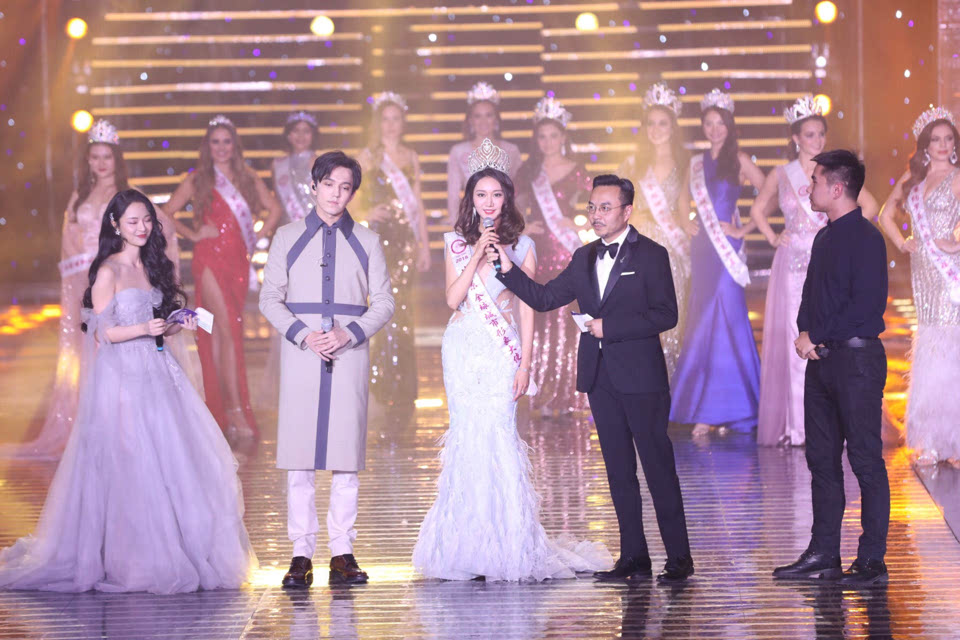 汪涵在台上采访李佩珊