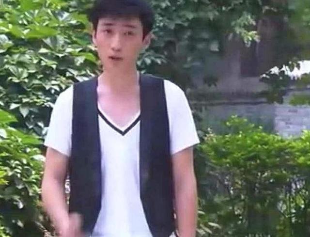 朱一龙青涩却难掩帅气样貌。