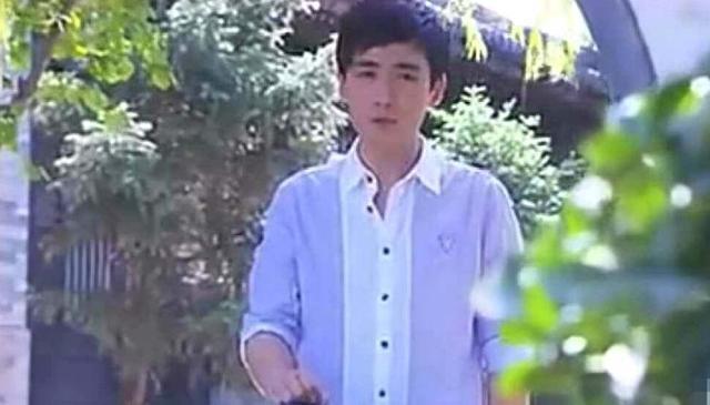 朱一龙略带青涩。