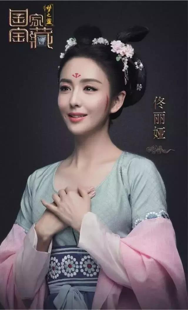 人美，跳舞也美，前不久佟丽娅在华表奖颁奖典礼上的舞蹈表演就引发一波“是仙女吧”的感叹，