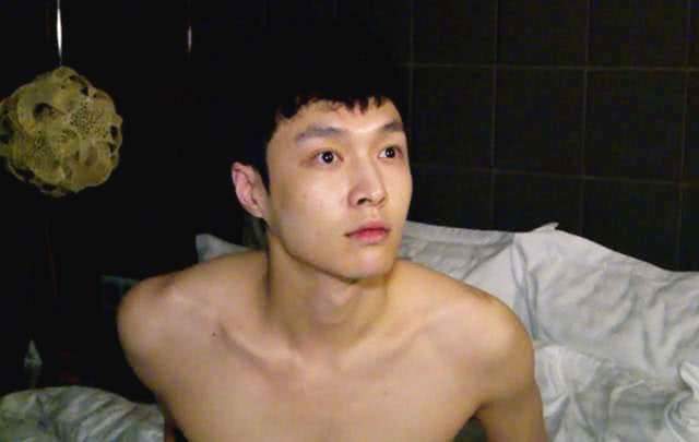 再看鹿晗的起床素颜照，感觉就跟路人一样了，颜值明明就很一般呀？