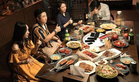 这里就通过影片的一些细节，来谈谈观看这部电影的几点感受：