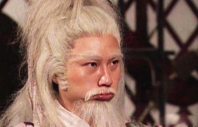 54岁"周伯通"一家三口逛街,在儿子面前狂秀恩爱,却被无视