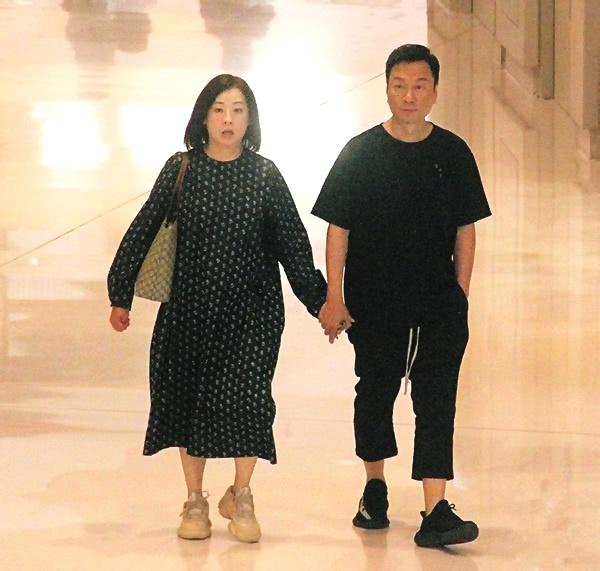 54岁"周伯通"一家三口逛街,在儿子面前狂秀恩爱,却被无视