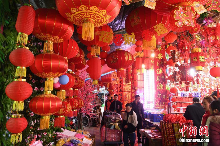 1月15日,随着农历猪年春节临近,重庆朝天门批发市场挂满了红红的灯笼
