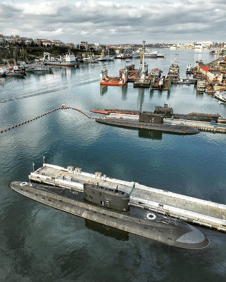 一抹锈色:航拍克里米亚半岛俄军潜艇基地