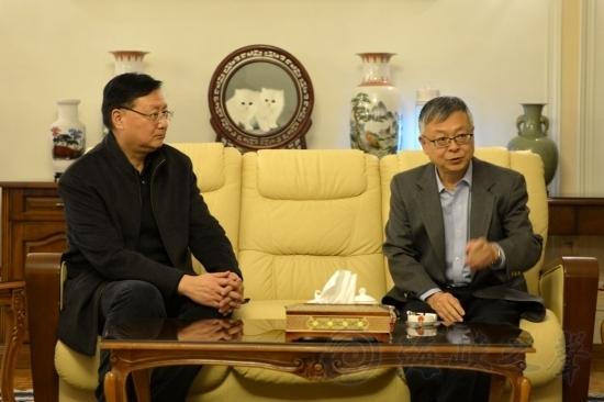 王卫星与中国驻伊大使庞森交谈