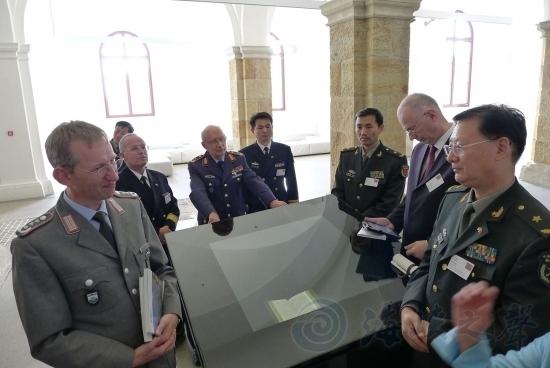 德国军事历史博物馆罗格馆长在《战争论》展台前作介绍