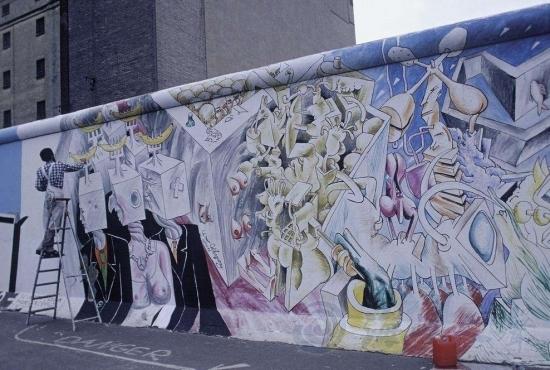 “柏林墙”上创作的不同主题的绘画（资料图）