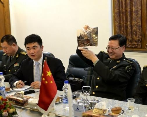 王卫星向伊方展示杨贵妃手植石榴树照片