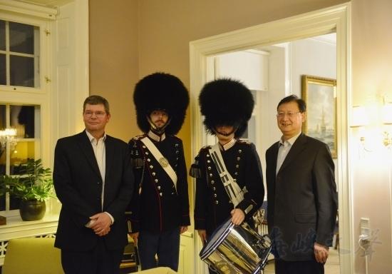 王卫星和尼尔斯·王将军与两名丹麦皇家乐队成员合影