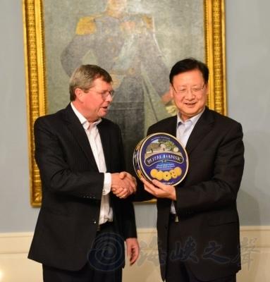 尼尔斯·王将军送给王卫星小外孙的丹美曲奇饼干