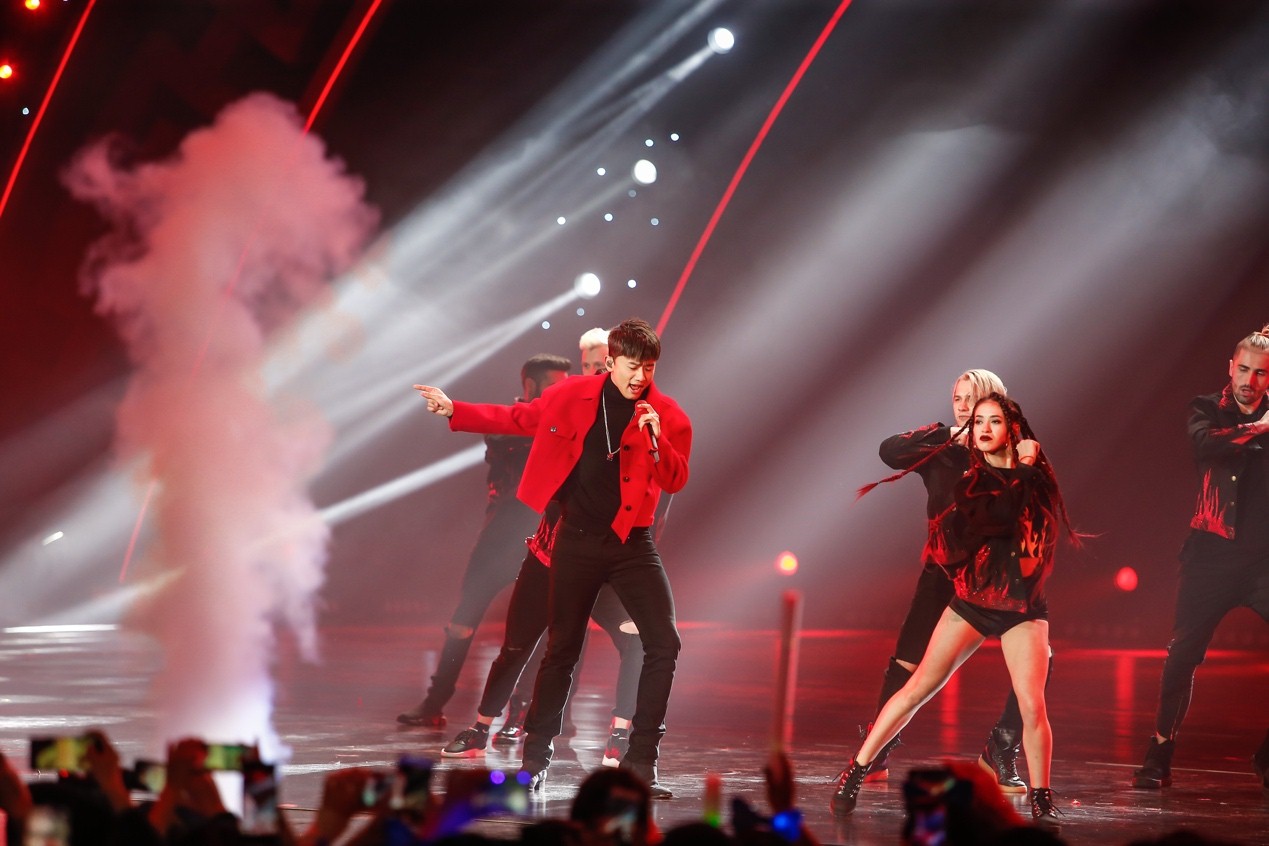 张杰参加2019安徽卫视春晚录制 (1).jpg