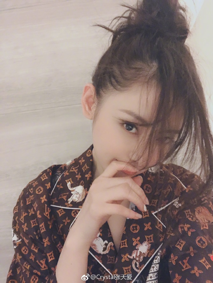 张天爱笑称内存满了疯狂晒自拍丸子头凌乱吸睛