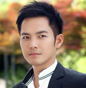 第三位,郑少秋,1947年出生的他,依然帅气,年轻无比