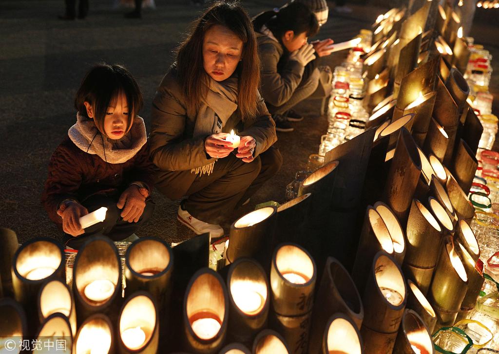 日本紀念阪神大地震24週年民眾點燭守夜