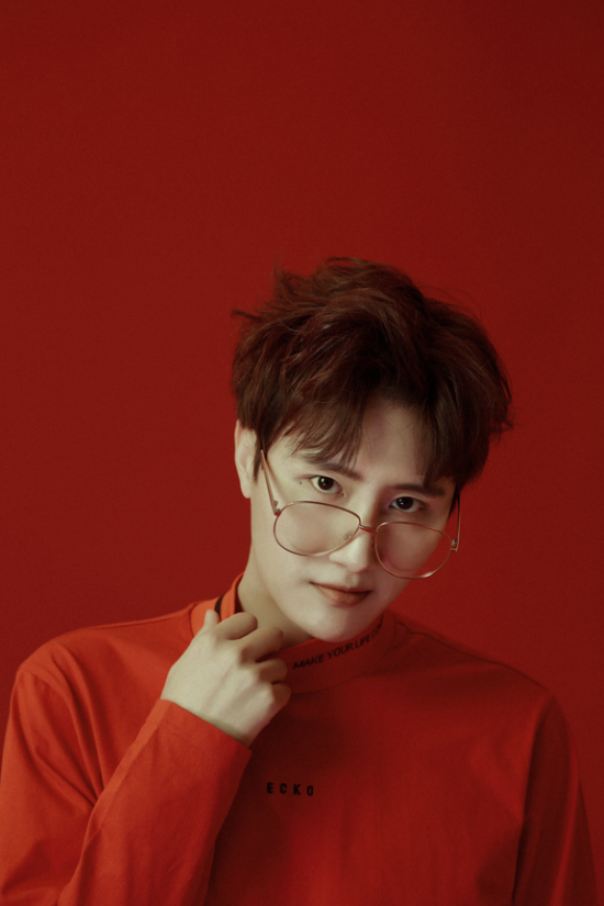 杨逸飞生日写真曝光红色系复古元素时尚感爆棚