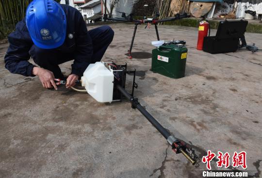 图为电力工人调试检修无人机喷火清障装置零部件。 周毅 摄