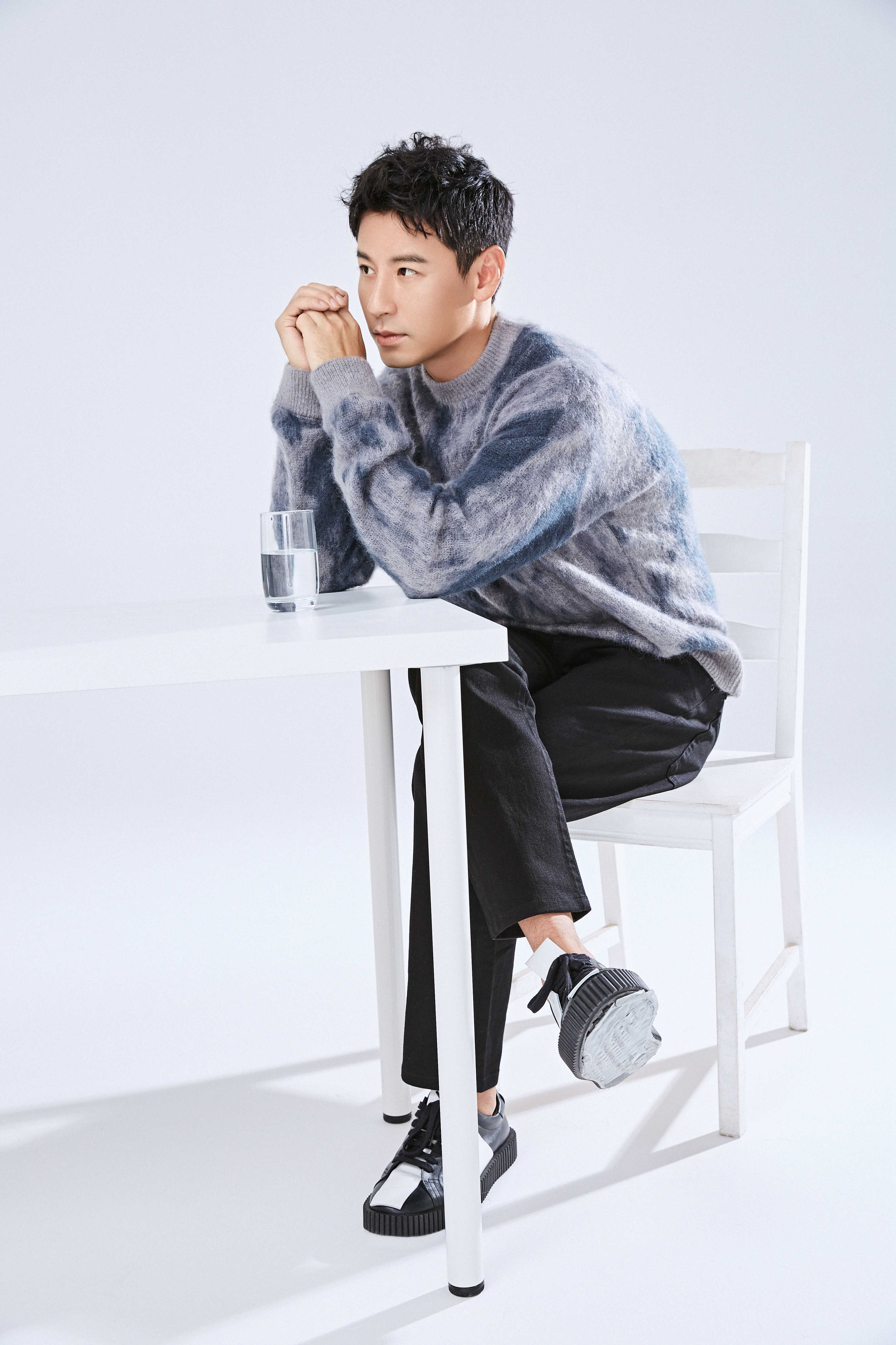 钱泳辰新写真曝光慵懒造型似冬日暖阳