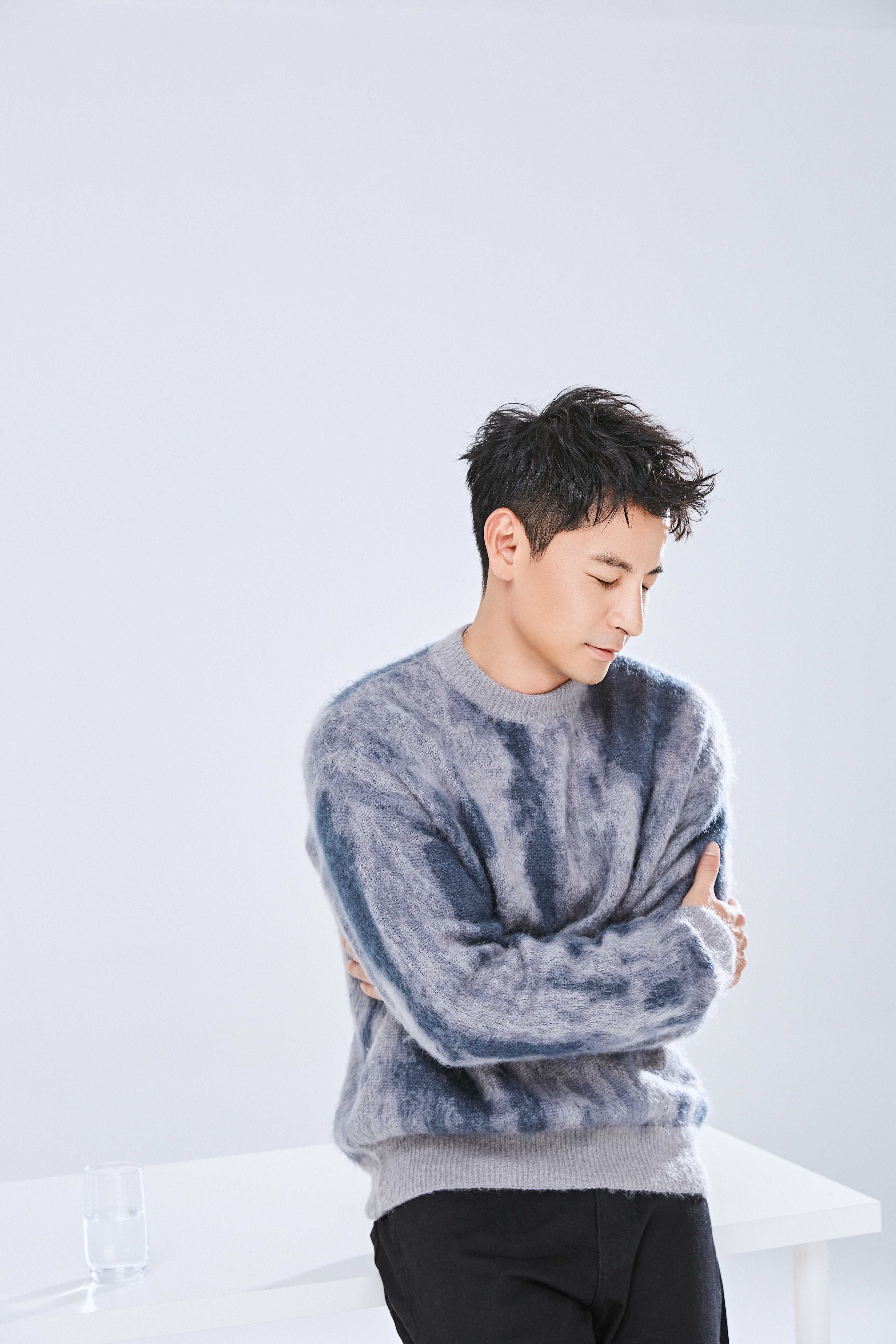 钱泳辰新写真曝光慵懒造型似冬日暖阳