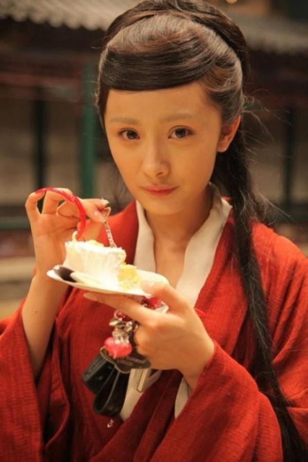 二、杨幂，杨幂在《红楼梦》中曾饰演晴雯，这个角色的戏份还是比较多的，所以很多人还对她有印象。