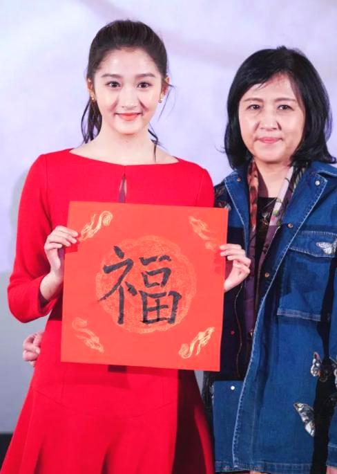 大家可以仔细的观察一下，从眼睛的眼型到嘴巴笑起来的弧度真的是一模一样啊。