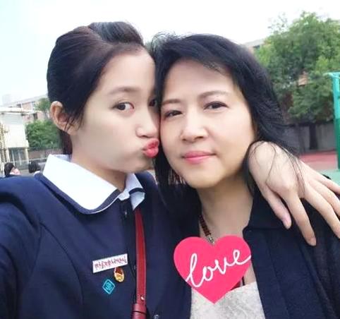 这张母女照太温馨有接地气啦！