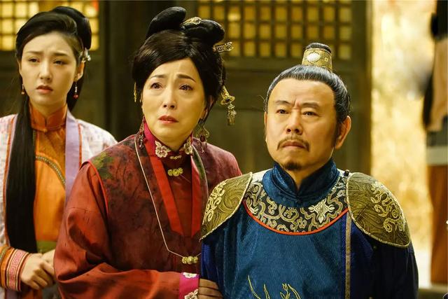 当然,导演不会那么神经病,聂小倩的扮演者是钟楚曦,但剧照扮相还是不错的,和阮经天很配……