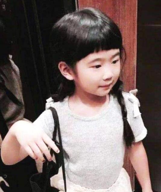 但今年8岁的Grace长得越来越精致了，很有名媛的气质，以后肯定前途无量。