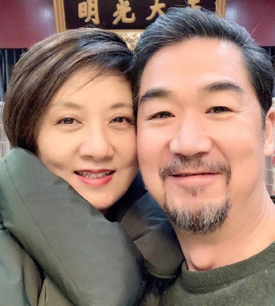 网友还在张国立生日现场看到了张国立的老朋友们：王刚和张铁林。