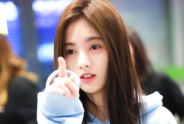 要说到娱乐圈中的最近最火的初恋脸,相信很多人都会想到鞠婧祎吧。