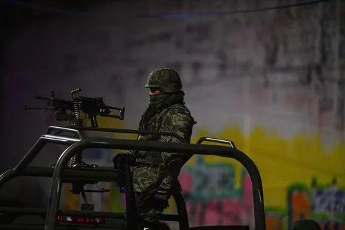1月19日，在墨西哥伊达尔戈州特拉韦利尔潘市，士兵在爆炸现场附近警戒。新华社记者 辛悦卫 摄