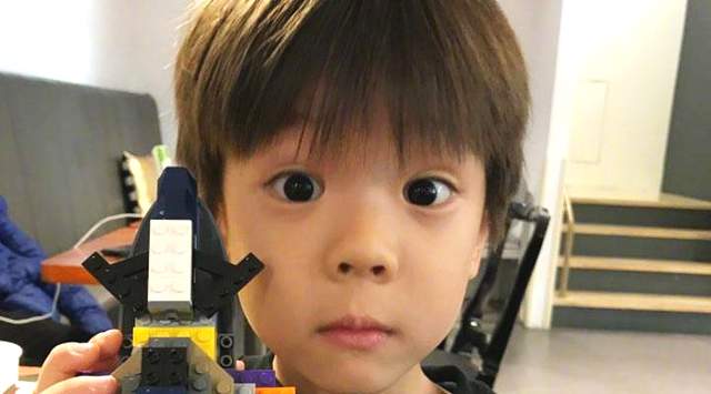 嗯哼在小时候还是个单眼皮呢,可是爸妈都是双眼皮,而且都是被网友称赞