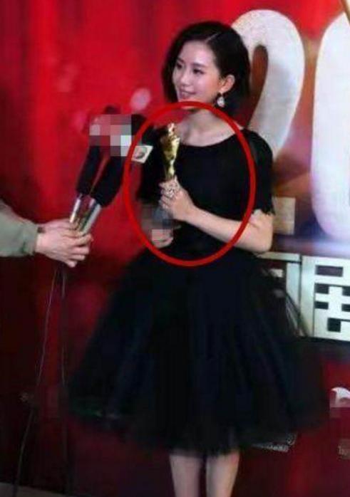 其实这件小黑裙前面是会露的，背后也是。但是刘诗诗给缝起来了，这个操作很厉害呀