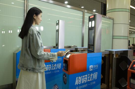 全国首次 广深铁路刷支付宝直接坐火车