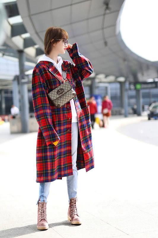 杨幂晒私服 毛茸茸的夹克配牛仔裤 脚踏绑带靴时髦又显高挑