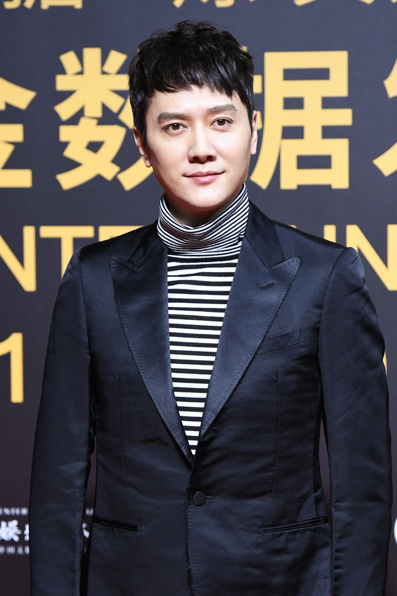 冯绍峰一身西装尽显绅士儒雅风范，内搭黑白条纹衫低调不失活力。