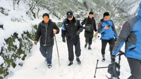 男子为逃门票被困“雪山” 警方出动无人机14小时救出