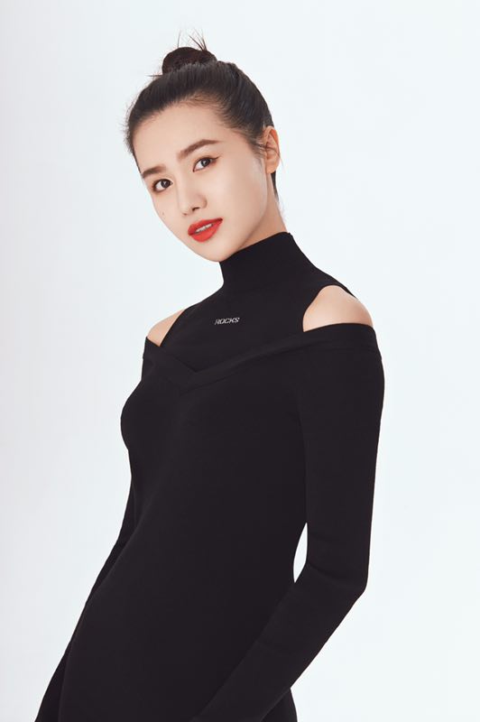 赵梦迪主演主旋律电影《花开正当时》在京启动