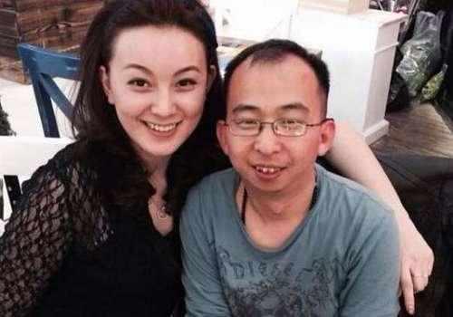 结婚这么多年,两夫妻一直没吵过架,妻子赞他非常包容,坦言当时就是看中他的善良才折服的。