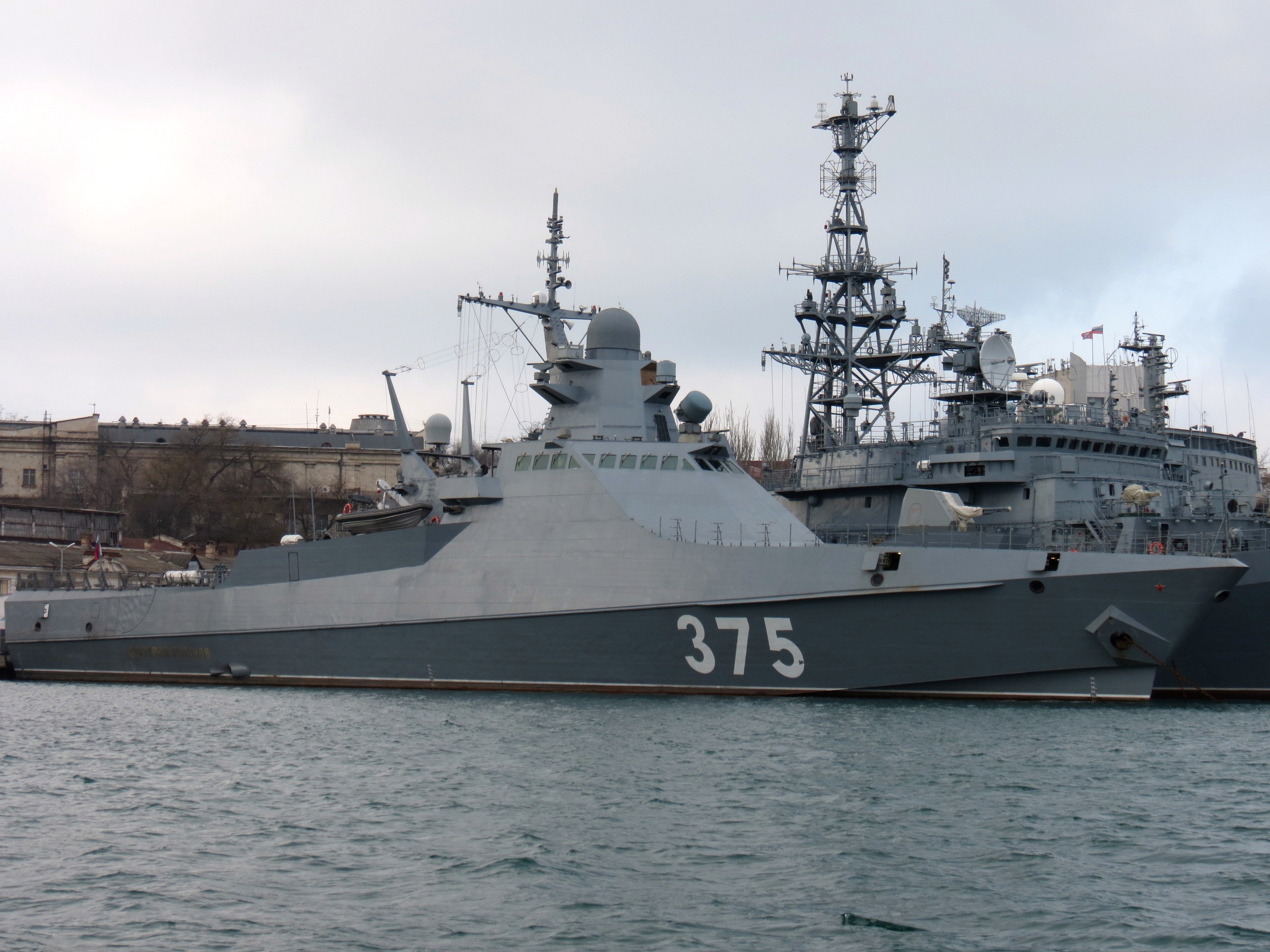 俄罗斯海军最新的22160型巡逻舰"德米特里·罗加乔夫"号在黑海之滨的