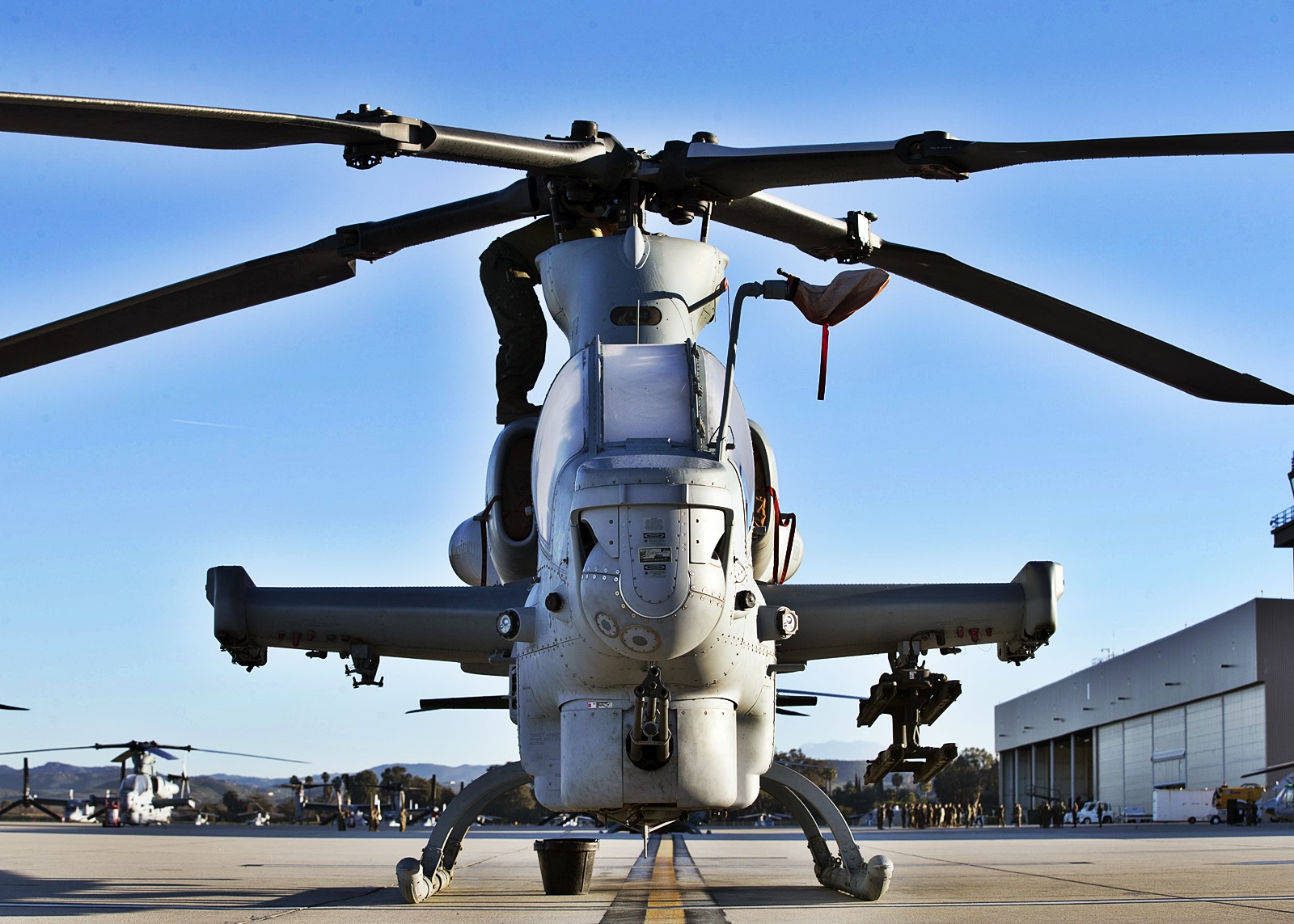 美国海军陆战队接收最新ah1z武装直升机