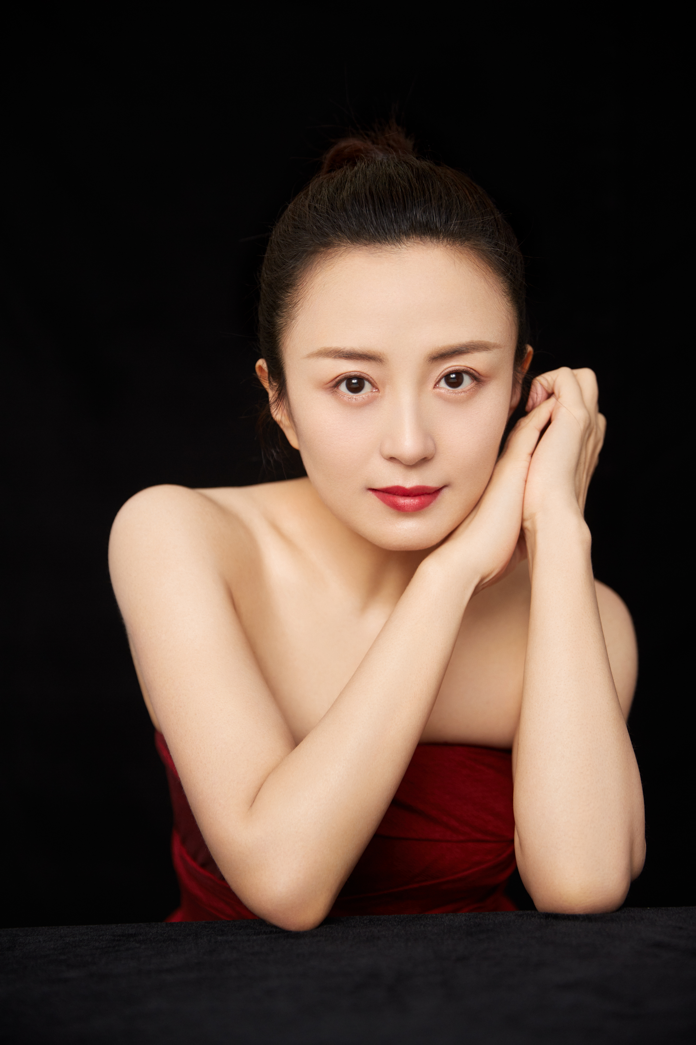 近日,演员杨童舒曝光一组优雅质感写真,照片中她扎丸子头点缀红色长裙