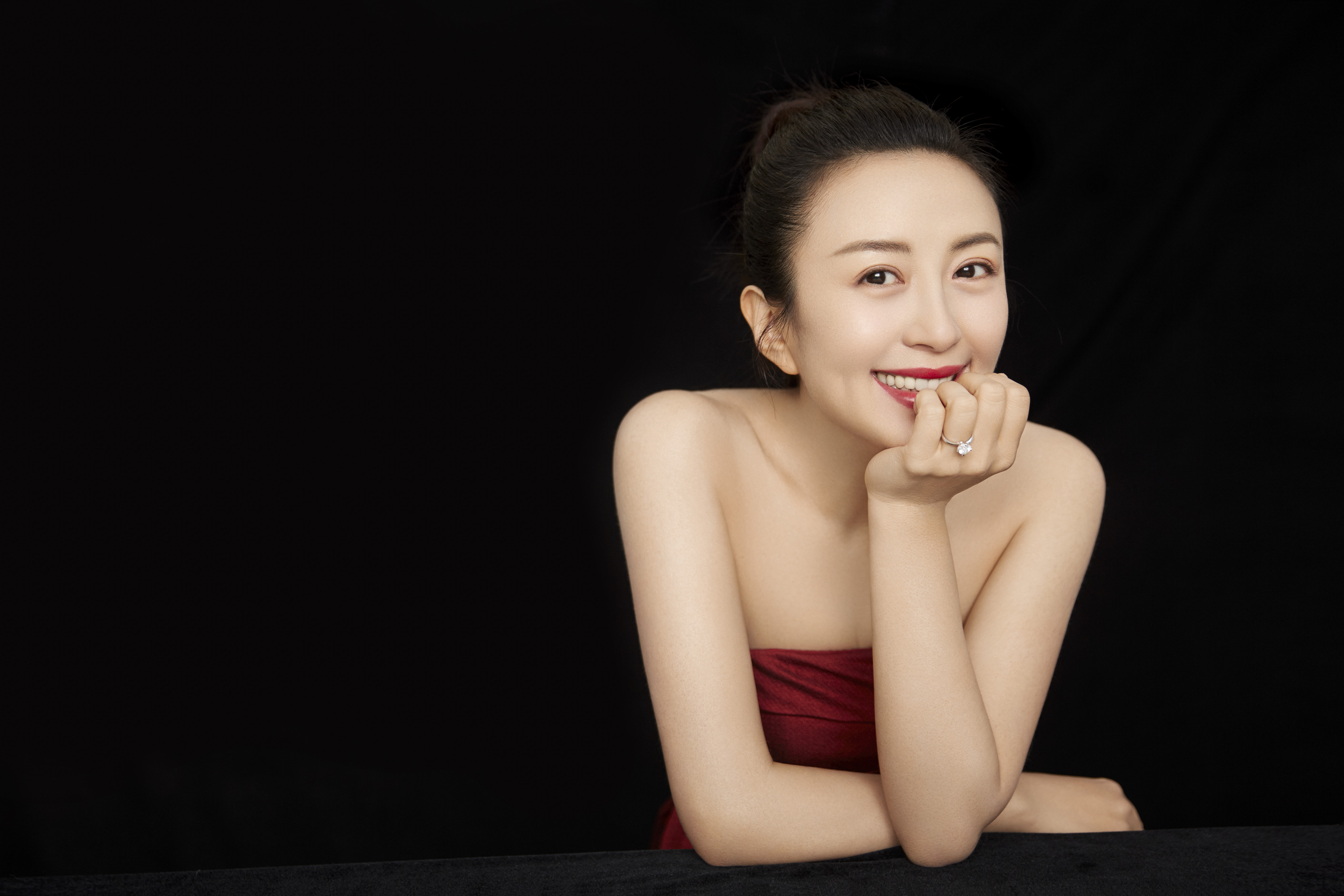 杨童舒红裙写真曝光 笑容优雅尽展迷人气质