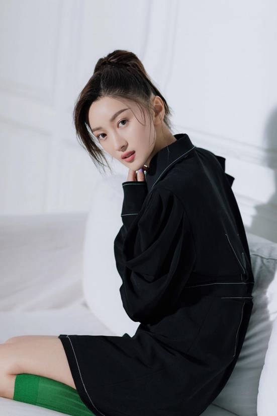 演员刘美旗秒变轻奢范儿 越长大越快乐