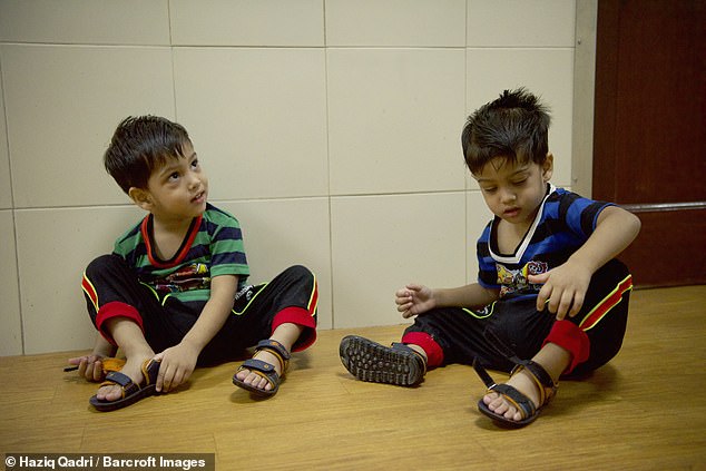 6 印度连体兄弟分离成功 如正常孩子奔跑和玩耍